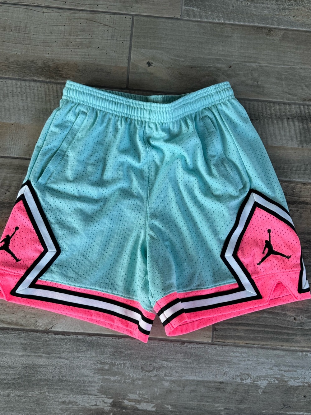 Air Jordan Women’s Diamond Mesh Basketball Shorts Small